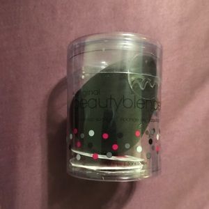 Brand new never used beauty blender.